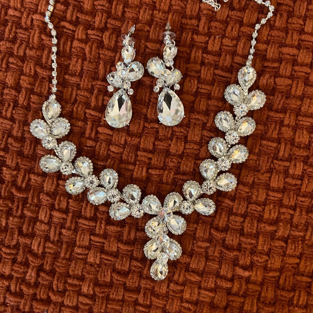 Elegant Silver Crystal Necklace and Earring Set